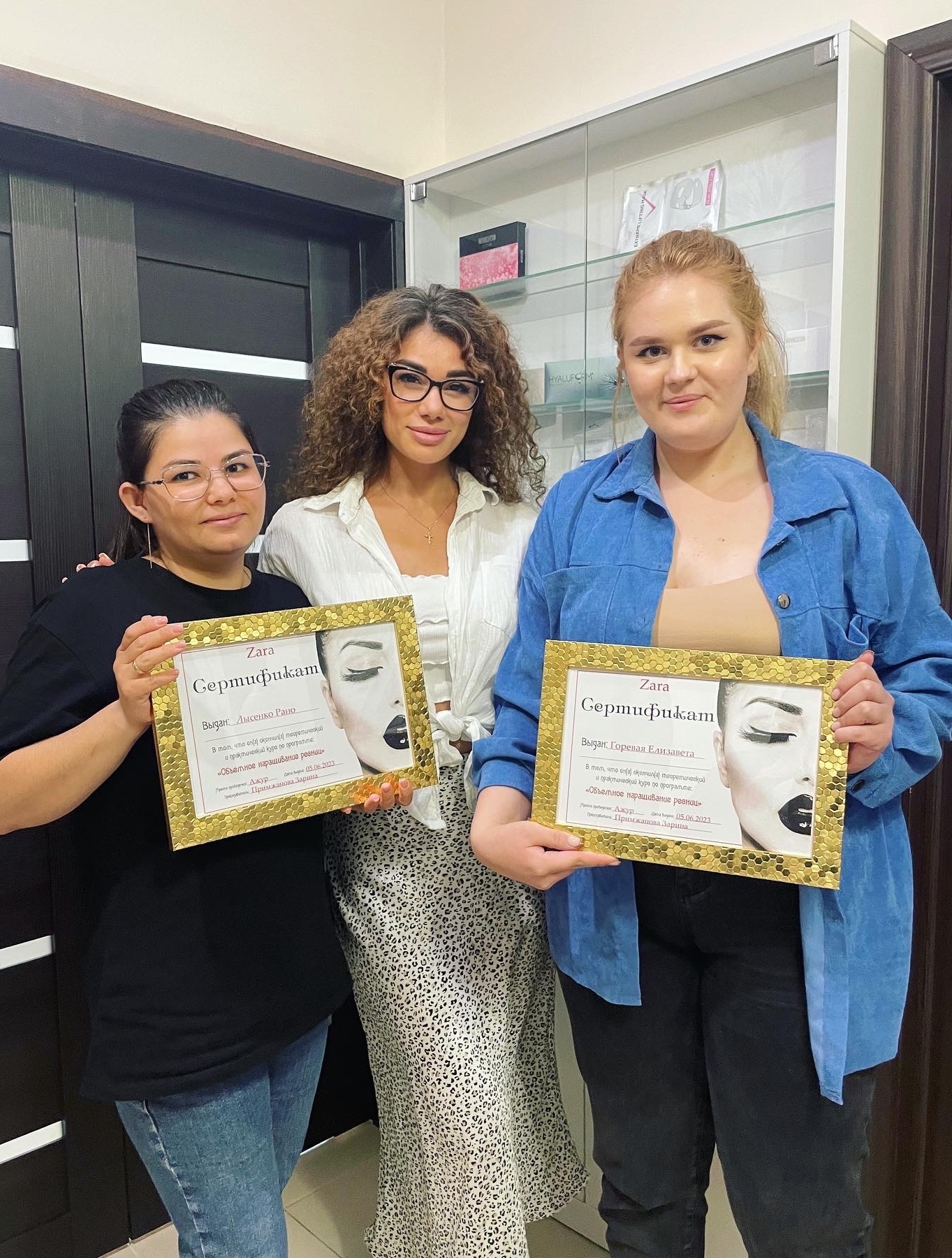 Выпускницы курса наращивания ресниц с дипломами